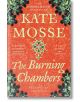 Корицата на книгата Burning Chambers е с богато украсени зелени и златни флорални рамки на червен фон, а възхвалата на романа е изписана в жълто и бяло.-thumb