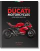 Корицата на "Пълна книга за мотоциклетите Ducati": Върху корицата е изобразено червено Ducati на черен фон със заглавието и италианското знаме в горната част - идеално за любителите на мотоциклети.-1-thumb