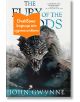 Корицата на книгата "Яростта на боговете" показва голям, свиреп дракон, който се рее над планините. Оранжев банер на български език покрива част от заглавието. В долната част на корицата е изписано името на Джон Гуийн.-thumb