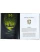Отворена книга от луксозния комплект „The H. P. Lovecraft Experience Deluxe Box Set“ показва зловеща илюстрация на зелена гора с изпъкващо лице на лявата страница, докато дясната страница представя обща картина на „Зовът на Ктулу“ с неговия емблематичен с-5-thumb