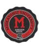 Кръгла емблема с яркочервено „M“ в центъра, обградена от надписа „Miskatonic University Arkham Mass“, и украсена с римски цифри, както и с малък мотив на октопод в долната част, е незаменимо допълнение към луксозния комплект „The H. P. Lovecraft Experienc-8-thumb