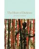 Корица на книгата "Сърцето на мрака и други истории" с илюстриран силует сред високи, гъсти червени и зелени тропически растения от поредицата класически книги на Macmillan Collector's Library.-thumb