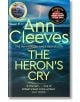 Корица на книгата The Heron's Cry (Two Rivers, Book 2) от Ан Клийвс с детектив Матю Вен. Драматична плажна сцена с тъмни облаци, светкавици, отражения на мокър пясък. Значките показват статут на бестселър и номинация за награда за криминален роман.-thumb