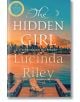 Корица на книгата "Скритото момиче" от Лусинда Райли, на която е изобразен залезът на града край водата, басейн с два шезлонга отпред и златен печат с надпис "Поредицата "Седемте сестри".-thumb