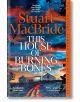 Корицата на "Къща с горящи кости" изобразява селски хамбари по залез слънце, под драматични облаци и огнено сияние, което идеално подхожда на този шотландски криминален роман с главен герой детектив инспектор Логан Макрей.-thumb