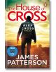 Корица на книгата "Къщата на Крос", завладяващ трилър за Алекс Крос от Джеймс Патерсън, с мъжки силует, държащ пистолет на залязващ път до кола. Слоган: Наелектризиращо ново заглавие от поредицата за Алекс Крос.-thumb