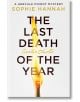 Корицата на книгата "Последната смърт на годината" е със запалена мачта с жълт пламък и удебелен текст на заглавието, чието действие се развива в новогодишната нощ на 1932 г. - напрегната мистерия на Еркюл Поаро от Софи Хана.-2-thumb