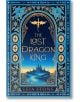Корицата на книгата „Последният крал на драконите“ (поредица „Кралете на Авалиер“, том 1) от Лея Стоун, на която са изобразени богато украсени златни мотиви, силует на летящ дракон, напомнящ за древната магия на драконите, и синьо-златен замък, издигащ се-4-thumb
