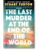 Корица на книгата "Последното убийство на края на света" от Стюарт Търтън, вълнуващ бестселър на Sunday Times, с удебелен бял текст върху пастелен морски пейзаж с фар и птици. Цитати от рецензиите подчертават тази загадка за убийство.-thumb