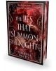 The Lies That Summon the Night (Deluxe Edition) от Tessonja Odette е завладяващ паранормален романс. Тъмночервената и черната ѝ корица е с вихреща се мъгла, богато украсени рамки и слоган "Най-тъмните грехове имат най-сладък вкус".-thumb
