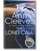 Корица на книгата The Long Call (Two Rivers, Book 1) от Ан Клийвс. Представлява детектив Матю Вен, пясъчен плаж, океански вълни, летяща птица и златен стикер, отбелязващ адаптацията ѝ по телевизионния сериал.-thumb