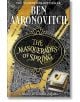 Корица на книгата "Маскарадите на пролетта" със златна и черна карта на Лондон, винтидж фотоапарат и детайли, вдъхновени от епохата на джаза. Подзаглавие: подзаглавие: "Реките на Лондон".-thumb