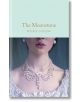 Корицата на книгата "Лунният камък" (Macmillan Collector's Library) показва жена от врата надолу с перлени обеци, огърлица от перли с голяма висулка и богато украсена светла рокля.-thumb