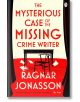 Корицата на книгата "Мистериозният случай с изчезналия криминален писател" представя черно бюро, преобърнат стол върху червен килим и смел червен и черен текст на кремав фон - детективска загадка от Рагнар Йонасон.-thumb