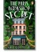 Корица на книгата "Тайната на парижката книжарница", на която е изобразена сграда на парижка книжарница от 50-те години на миналия век със зелен бръшлян и приказни светлини, а заглавието е изписано с големи бели букви.-thumb