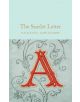 Корица на книгата "Алената буква" (Macmillan Collector's Library) с голямо богато украсено червено А със свитъци върху плат. Златно заглавие и автор се появяват горе на бледосин фон.-thumb