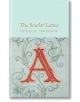 Корица на книгата "Алената буква" (Macmillan Collector's Library) с голямо богато украсено червено А със свитъци върху плат. Златно заглавие и автор се появяват горе на бледосин фон.-thumb