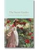 Корицата на книгата "Тайната градина" (Macmillan Collector's Library) представя младо момиче в розова рокля сред високи, разцъфнали червени рози в пищна градина.-thumb