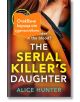 Корица на книгата "Дъщерята на серийния убиец". Показва жена с червена коса в оранжево палто, с лице, обърнато настрани. Оранжев български стикер гласи, че корицата се очаква от издателството.-thumb
