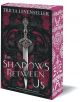 The Shadows Between Us (Paperback) е YA фентъзи от Триша Левенселър с богато украсен кинжал с червени скъпоценни камъни на корицата и забележителни червени и бели декоративни шарки по гръбнака и отстрани.-thumb