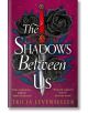 Корицата на книгата The Shadows Between Us, YA фентъзи от Триша Левенселър, включва кинжал с бижута, черни рози и тъмносини листа на тъмно пурпурен фон с дръзко бяло заглавие - идеална за почитателите на мрачното романтично фентъзи.-1-thumb