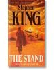 На корицата на книгата The Stand е изобразена фигура в червено палто, която върви през златно поле, а в далечината под оранжевото небе се вижда тъмна фигура и изкривена структура. Заглавието и името на продукта са изведени на видно място.-thumb