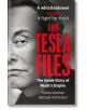 Корицата на книгата "Досиетата на Tesla" е със сив план на мъжко лице в близък план с удебелен червен и бял текст, който подсказва за вътрешни разкрития за империята на Мъск.-thumb