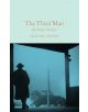 Корицата на "Третият човек и други разкази" (Macmillan Collector's Library) внушава ноар напрежение, като показва силует на мъж в тренчкот под постройка, вперил поглед в стара кола на мъглива, осветена в синьо улица.-thumb
