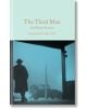 Корицата на "Третият човек и други разкази" (Macmillan Collector's Library) внушава ноар напрежение, като показва силует на мъж в тренчкот под постройка, вперил поглед в стара кола на мъглива, осветена в синьо улица.-thumb
