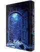 The Traitor Queen (Deluxe Edition) е фентъзи роман с корица, на която се вижда отворена врата към лунна, мистична гора, светещи кълба и паднали керамични съдове - част от поредицата за националния бестселър Bridge Kingdom.-3-thumb