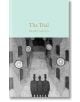 Корицата на книгата The Trial (Macmillan Collector's Library) показва три силуета на улица със сгради и кръгли улични лампи, създаващи сива, сенчеста атмосфера.-thumb
