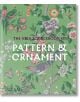 Корица на книгата The V&A Sourcebook of Pattern and Ornament (Справочник на V&A за моделите и орнаментите) със сложни флорални и птичи мотиви на зелен фон, бял и розов текст. Акцентирано е върху исторически и съвременни дизайни. Издадена от Thames & Hudso-1-thumb
