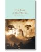 Корицата на книгата "Война на световете" (Macmillan Collector's Library) показва три извънземни машини на триножник, които атакуват градски силует с катедралата "Сейнт Пол" под опушено небе в сепия.-thumb