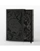 Специалното издание на "Злият крал" е тъмна, богато украсена книга от Холи Блек със сложни мотиви от черно фолио, изцяло фолирана корица, релефно заглавие и подходящо декоративно калъфче за елегантно колекционерско издание.-1-thumb