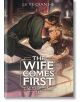 На илюстрованата корица на The Wife Comes First, Vol. 1 (Light Novel) са изобразени двама дългокоси мъже в древно облекло, единият от които е нежно наведен над другия на легло, на фона на дворцови интриги.-thumb