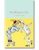 Корицата на "Магьосникът от Оз" (Macmillan Collector's Library), класика от Л. Франк Баум, показва Плашилото и Оловния човек, илюстрирани на жълт фон, а в горната част са изписани заглавието и името на автора.-thumb