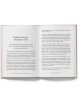В отворената книга са показани две страници от "Нещата, на които никой не ни научи за любовта": в лявата, озаглавена "Автентичната любов дава, привързаността се нуждае", се обсъжда непривързаността срещу привързаността; в дясната се изследва как привързан-3-thumb