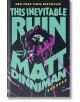 Корица на книгата This Inevitable Ruin (Dungeon Crawler Carl, Book 7) от Мат Диниман със светещ замък, нападнат от извънземни, две фигури, лазерни лъчи, черепи и смел ъглов текст в тил и жълто на тъмен фон.-thumb