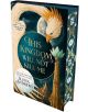 Корицата на книгата "Това царство няма да ме убие" (Maggie the Undying, Book 1) от Илона Андрюс представя бяла птица със златни крила, която кръжи над светеща луна над магически град с висока богато украсена кула и синьо-златни акценти - идеална за мрачно-thumb