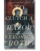 Корица на книгата „To Clutch a Razor“ („Носителят на проклятието“, том 2) от Вероника Рот, изобразяваща двама мъже в костюми – единият от които е обграден от сияещ кръг и държи както бръснач, така и книга с проклятия – на фона на градски пейзаж под звездн-thumb