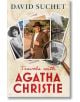 Корицата на книгата "Пътешествия с Агата Кристи" представя старинни снимки, костюмиран мъж с шапка, влак и лупа върху черно-бели портрети; автор е известният актьор на Поаро Дейвид Сучет.-thumb