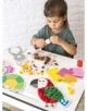 Малко дете седи на масата и използва помпони и хартия от Творчески комплект Apli Kids с помпони, за да украси форми на животни - като зайче, костенурка и папагал - за забавна занаятчийска дейност.-2-thumb