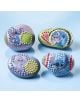 Комплект за декориране на камъни Totum - Stitch включва 4 камъчета с цветен фон, шарени точки и илюстрации на Стич и Ейнджъл - идеален избор за украса и забавление.-3-thumb