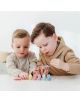 Две деца оцветяват гипсови фигурки Стич от Творчески комплект Totum Stitch - Направи и оцвети, едното рисува с четка, а другото гледа, заобиколени от цветни боички на масата.-4-thumb