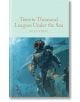 Класическото подаръчно издание на "Двадесет хиляди лиги под водата" на Macmillan Collector's Library има корица с водолази в ретро костюми близо до подводница, издържана в сини и водни тонове, които създават потапящо подводно настроение.-thumb