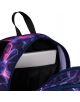 Близък план на Ученическа раница Seven Dual Detach Electricvibe с абстрактен дизайн в черно, розово и синьо, разкопчана, за да се види сребрист лаптоп, частично поставен във вътрешния й ръкав.-7-thumb