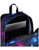 Близък план на частично разкопчаната ученическа раница Seven Pro XXL Angel Blue разкрива лаптоп, съхраняван в подплатеното вътрешно отделение.-7-thumb