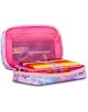 Ученическият несесер Seven Speedcase Glowcat, пълен, розов и лилав с шарка на сърца, е отворен и показва цветни маркери, моливи, ножица и линия, подредени в мрежести отделения.-7-thumb