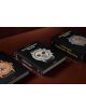 Три екземпляра на "Ultimate Collector Watches" с твърди корици, всеки от които съдържа изображения на легендарни часовници в близък план на корицата, са изложени върху гланцирана кафява повърхност. Издадени от Taschen, те прославят изкуството на луксознот-3-thumb