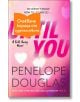Корицата на Until You, Преди теб от Пенелъпи Дъглас е с розов фон със сърца и удебелен заглавен текст. Слоганът гласи: „Той не знае как да я пусне...“.-thumb